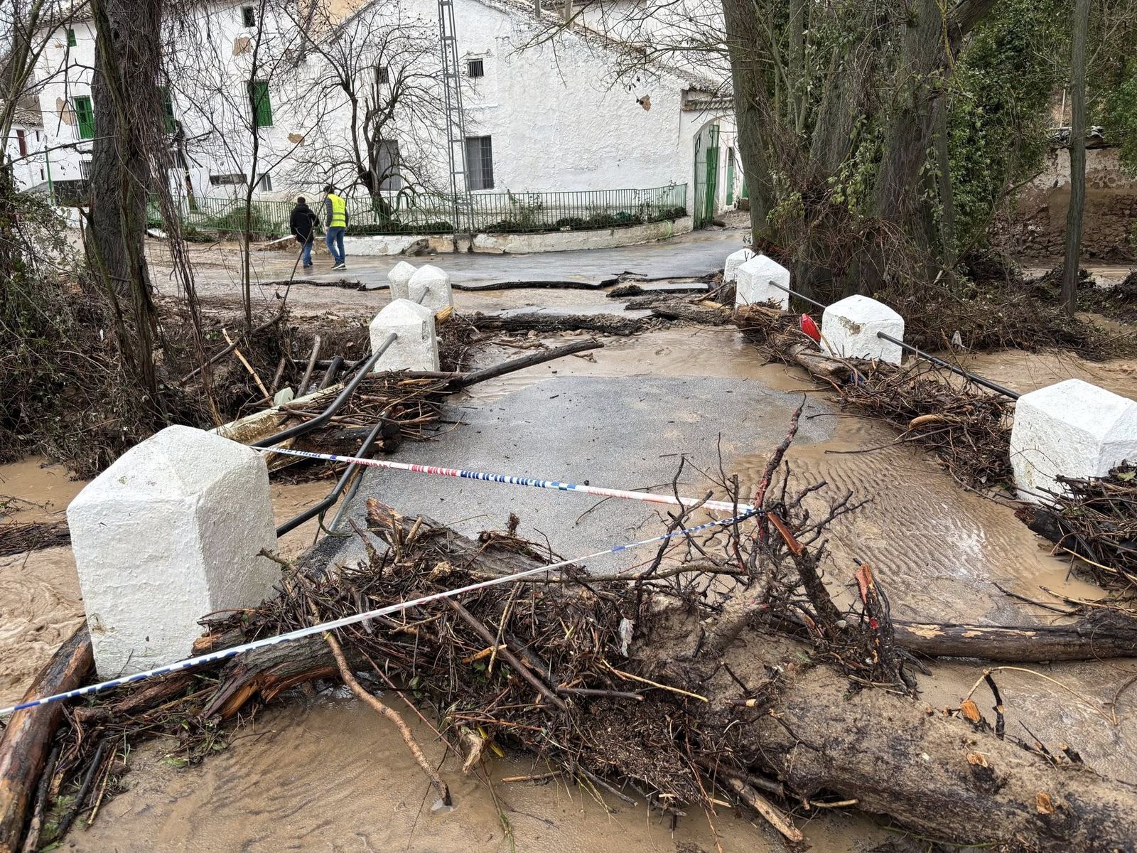 ALCALÁ LA REAL. El acceso a las Casas Nuevas (Ribera Baja) por el camino Camino del Corral y de Las Chaparras queda cortado.