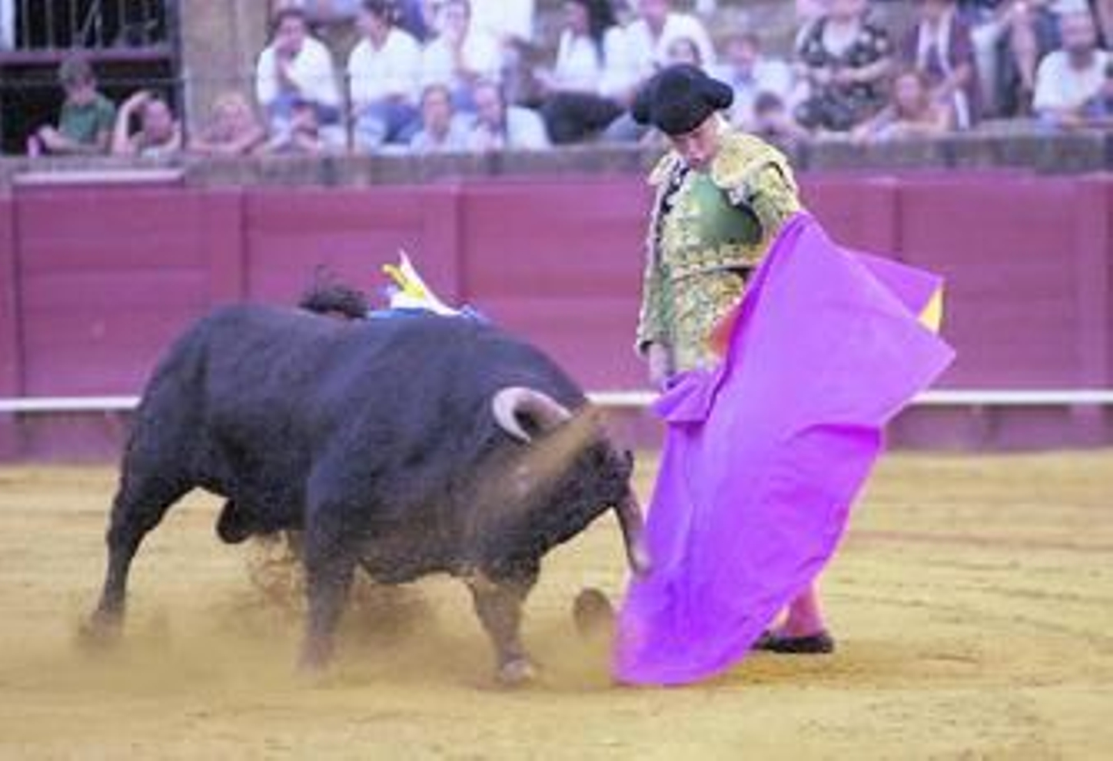 El torero sevillano Francisco Javier Corpas, en imagen de archivo, en un lance de recibo.