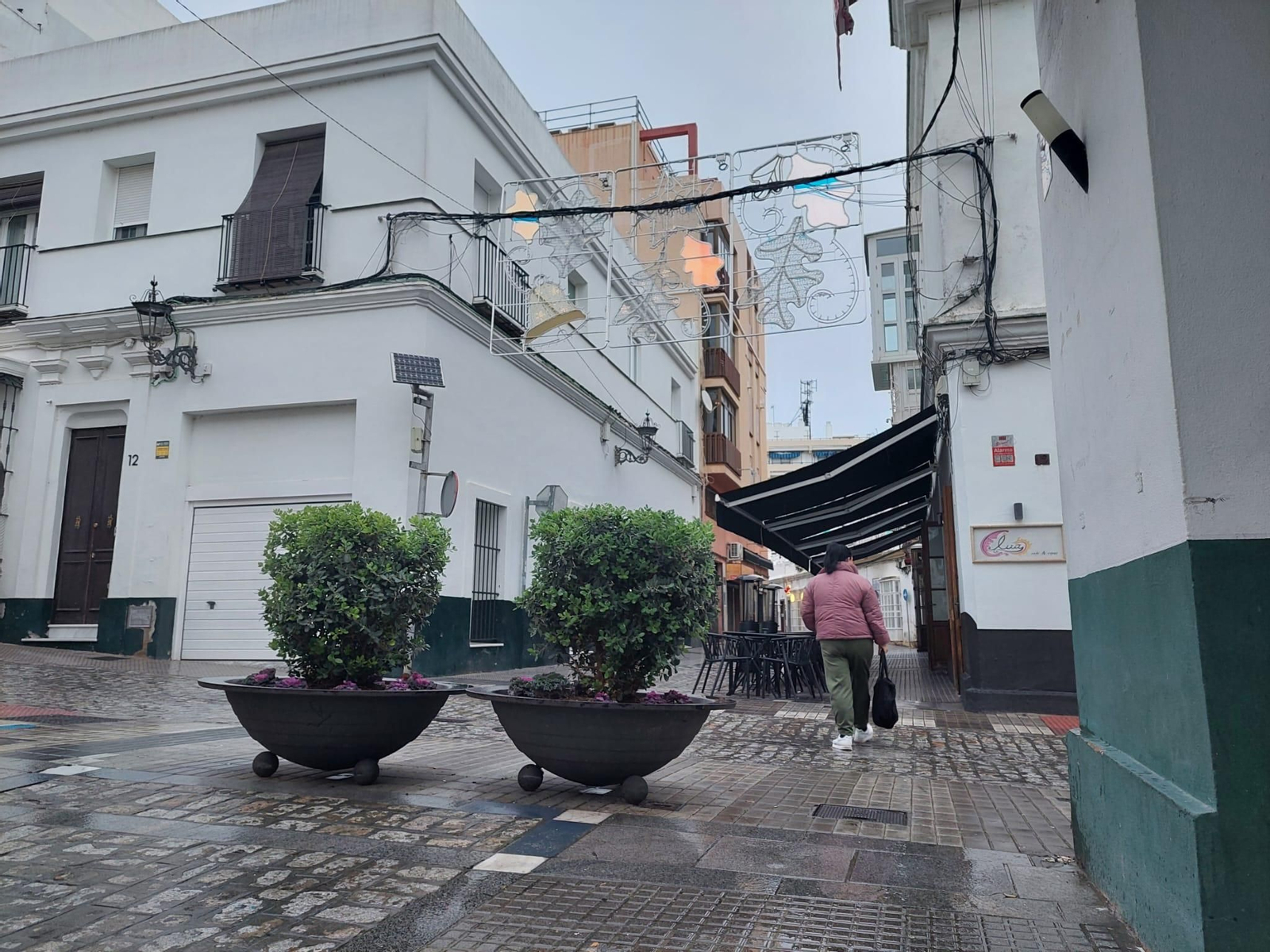 Imagen de la calle Las Cortes durante una de las tardes de esta lluviosa semana.