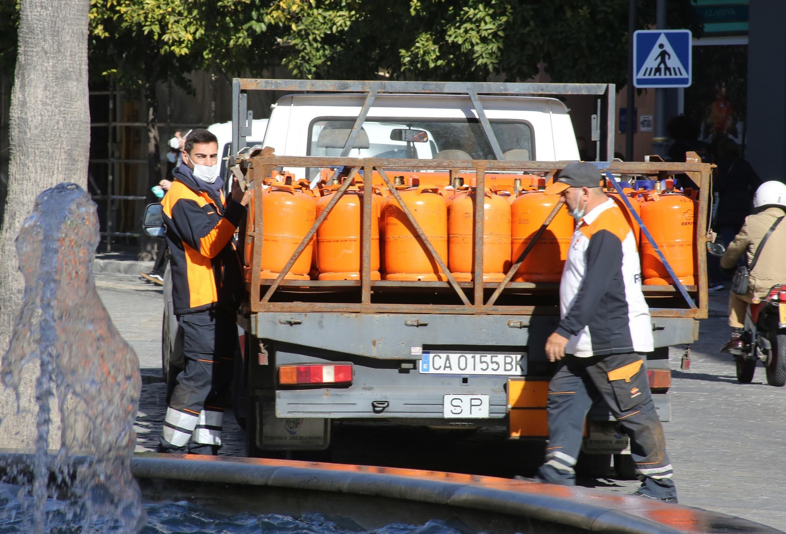 Dos trabajadores con el camión de reparto de butano en la calle Larga, en una imagen de archivo.