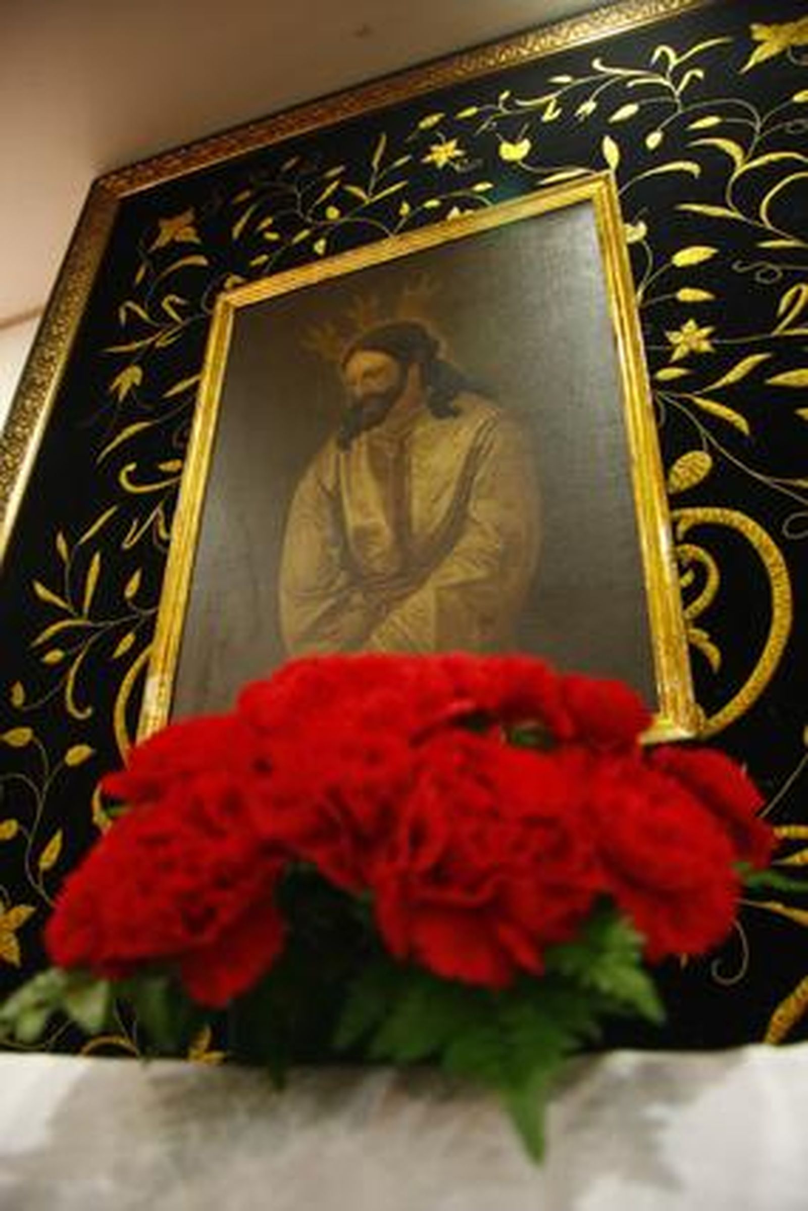 Los visitantes aprecian los objetos de la exposición "Tan lejos y tan cerca", de la Hermandad de la Amargura.

Foto: Belen Vargas