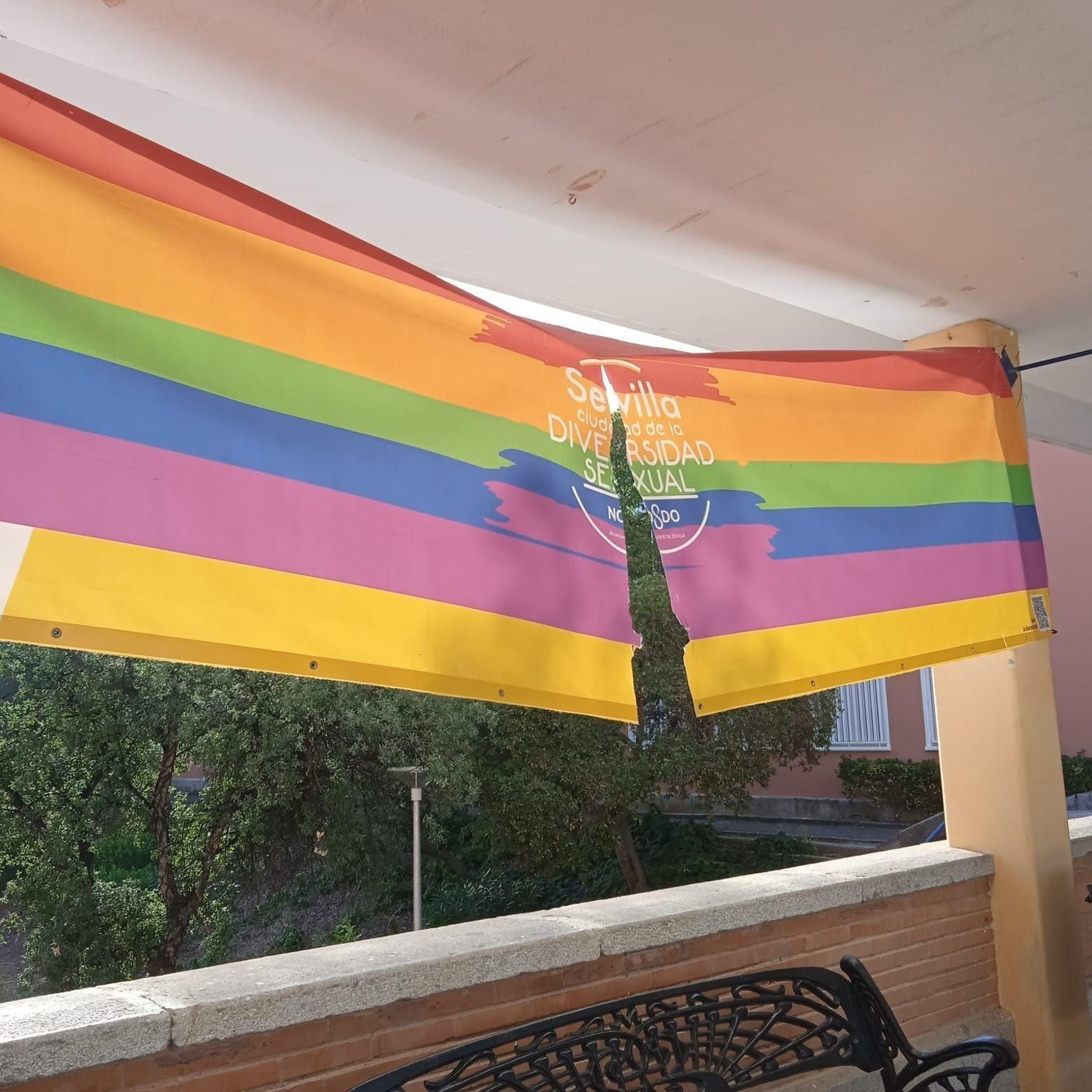 La bandera del Orgullo amanece rajada en la Universidad Pablo de Olavide.