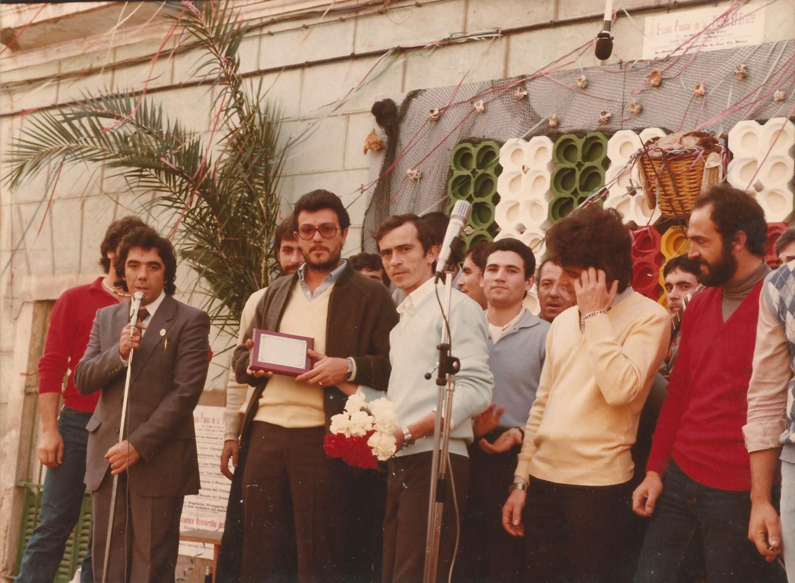 1982. 'Dioses del Olimpo'. Entrega de distinción a Joaquín Quiñones.