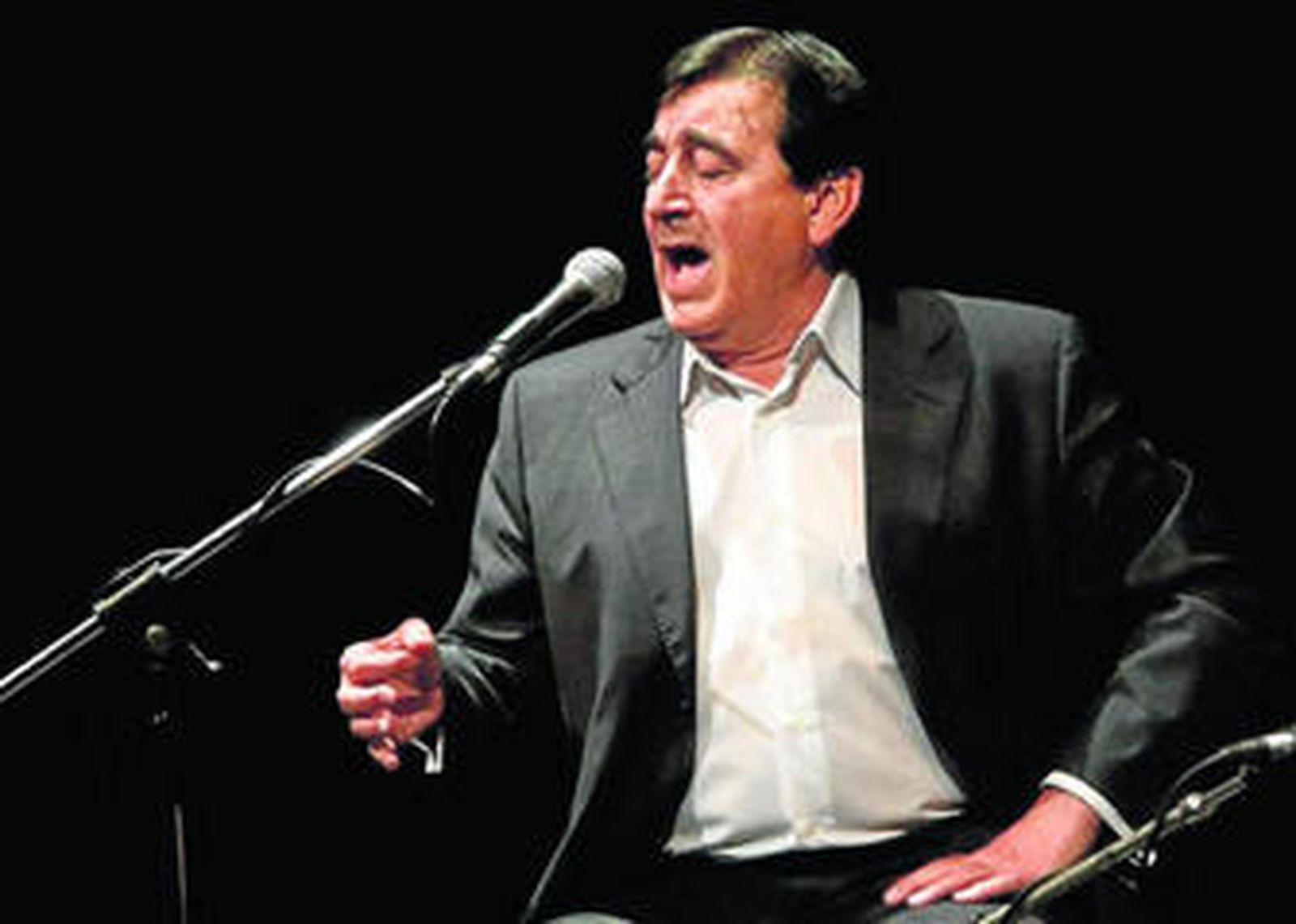 Calixto Sánchez cantando por bulerías en el Teatro Apolo.