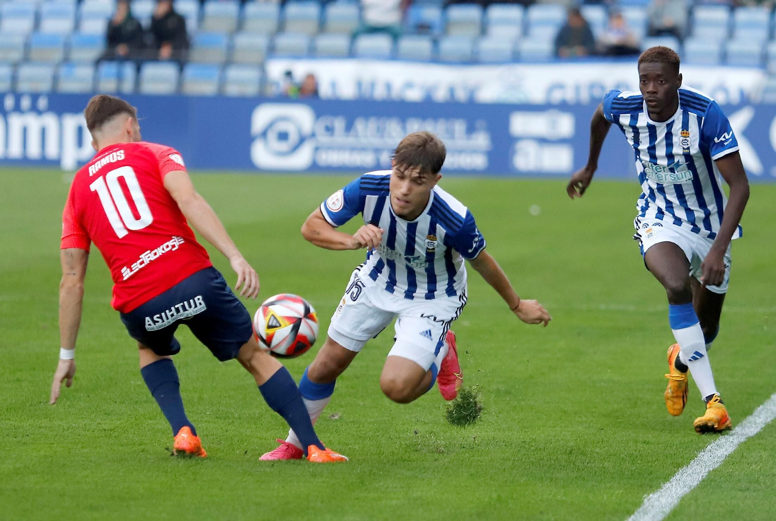 De la Rosa y Rahim en una jugada en el partido entre el Recre y el San Fernando.