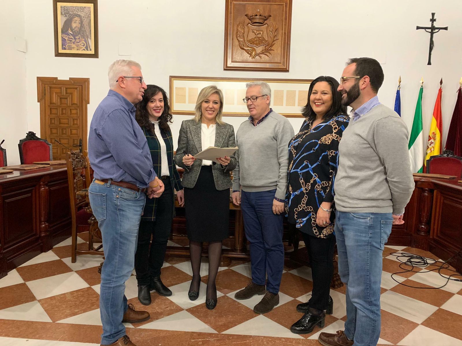 La alcaldesa, Ana María Romero, y su equipo presentan el presupuesto.