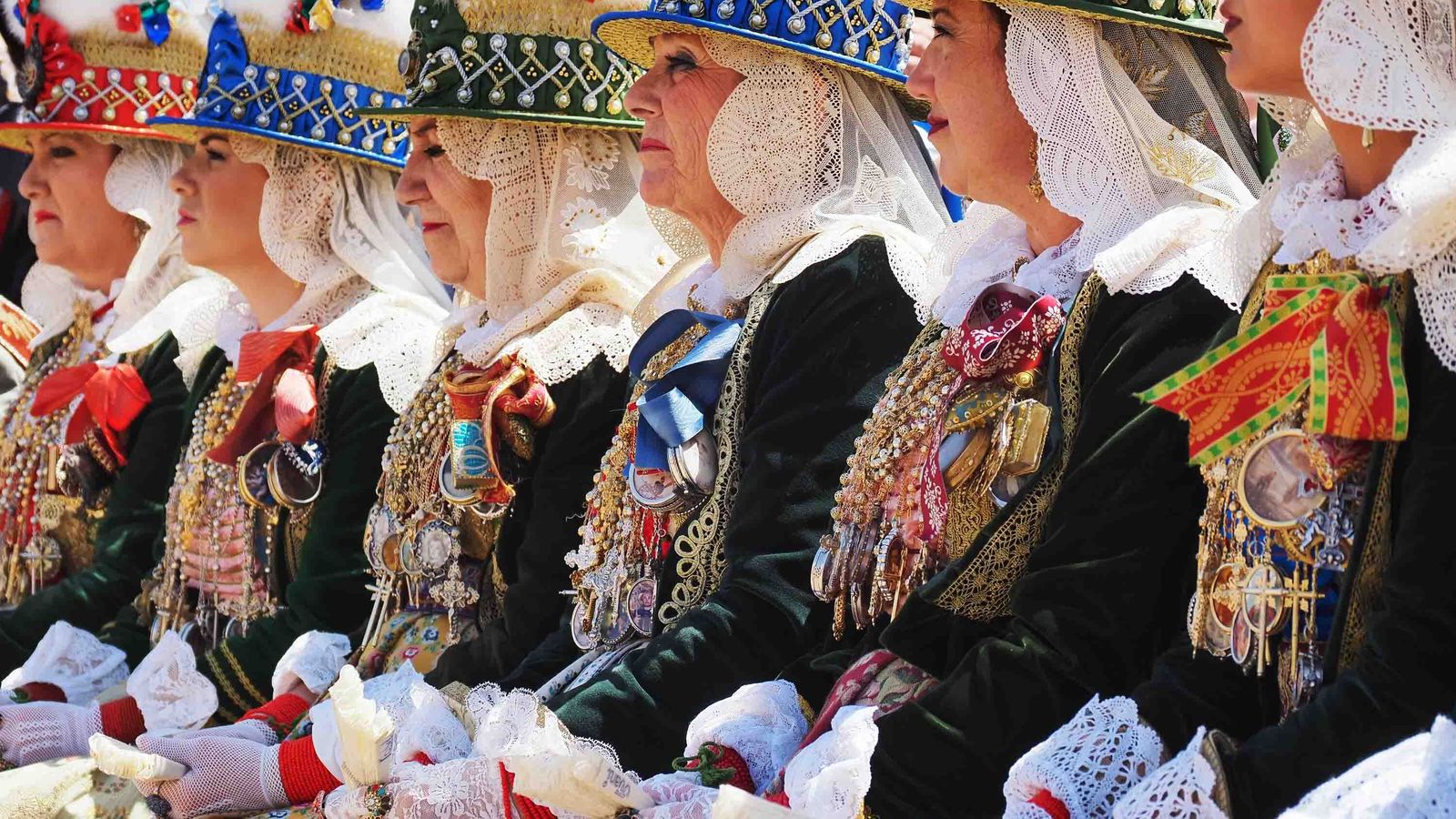 Los trajes de las Jamugueras detienen el tiempo en El Cerro de Andévalo estos días