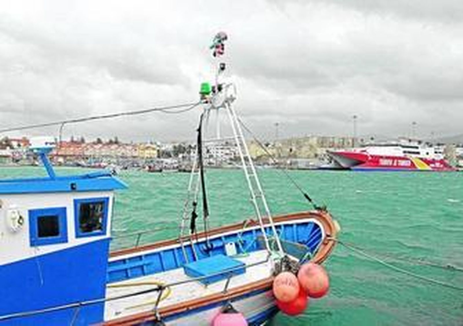 Al fondo, el 'Tarifa Jet', el barco de FRS en el tercer puerto de la península en tráfico de pasajeros.
