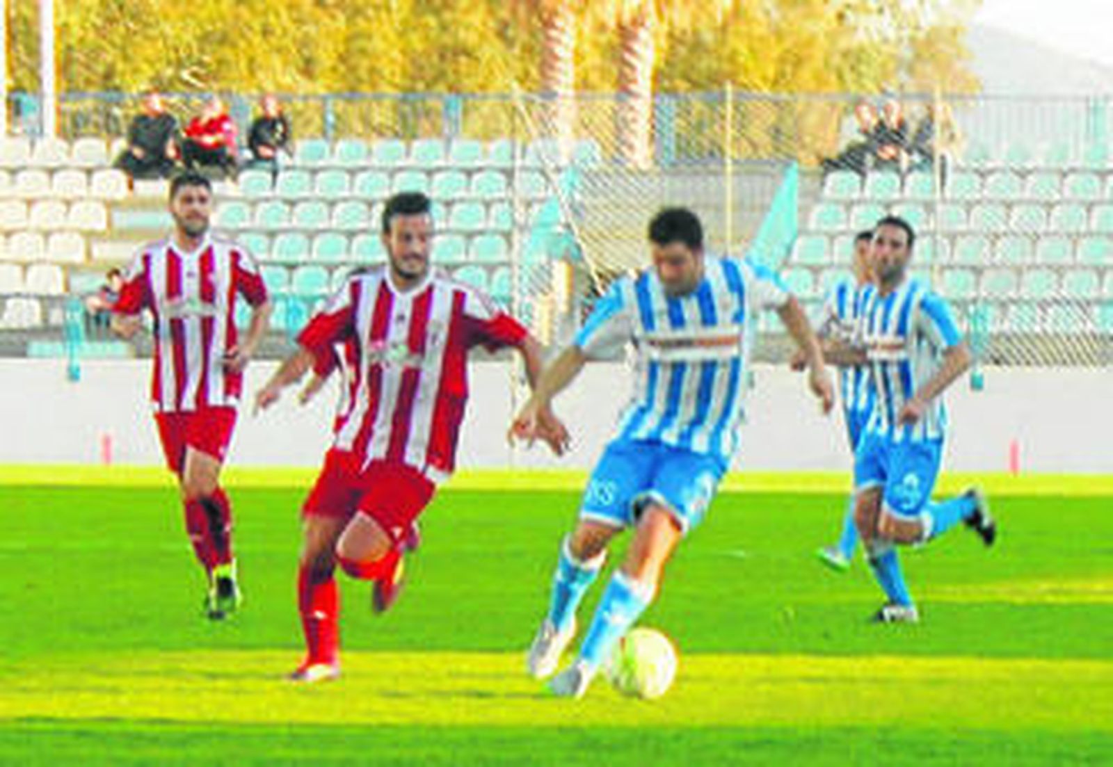 Romario domina el esférico en el regreso al Escribano Castilla del Motril.