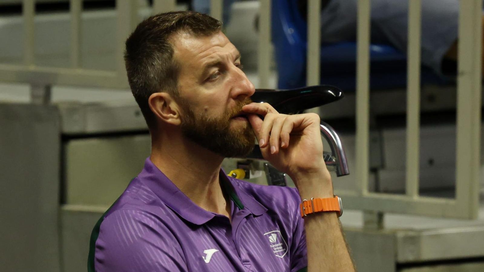 Vázquez observa en el banquillo.