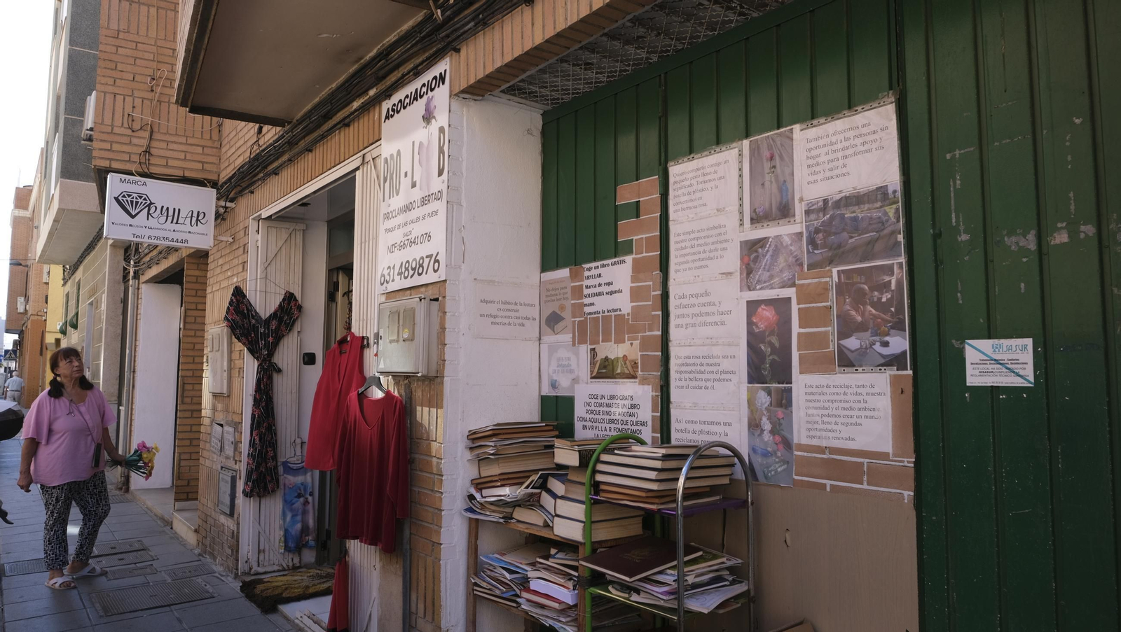 Las imágenes de la asociación que regala libros y ropa a las personas sin hogar en El Zapillo