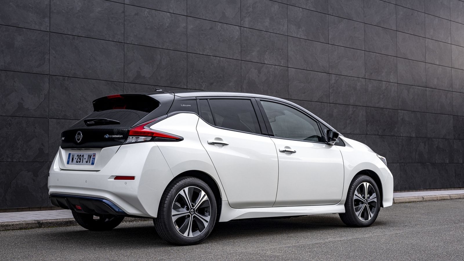 El Leaf10 utiliza el motor de 150 CV. Es posible elegir entre cinco colores para la carrocería, siempre con el techo en color negro.