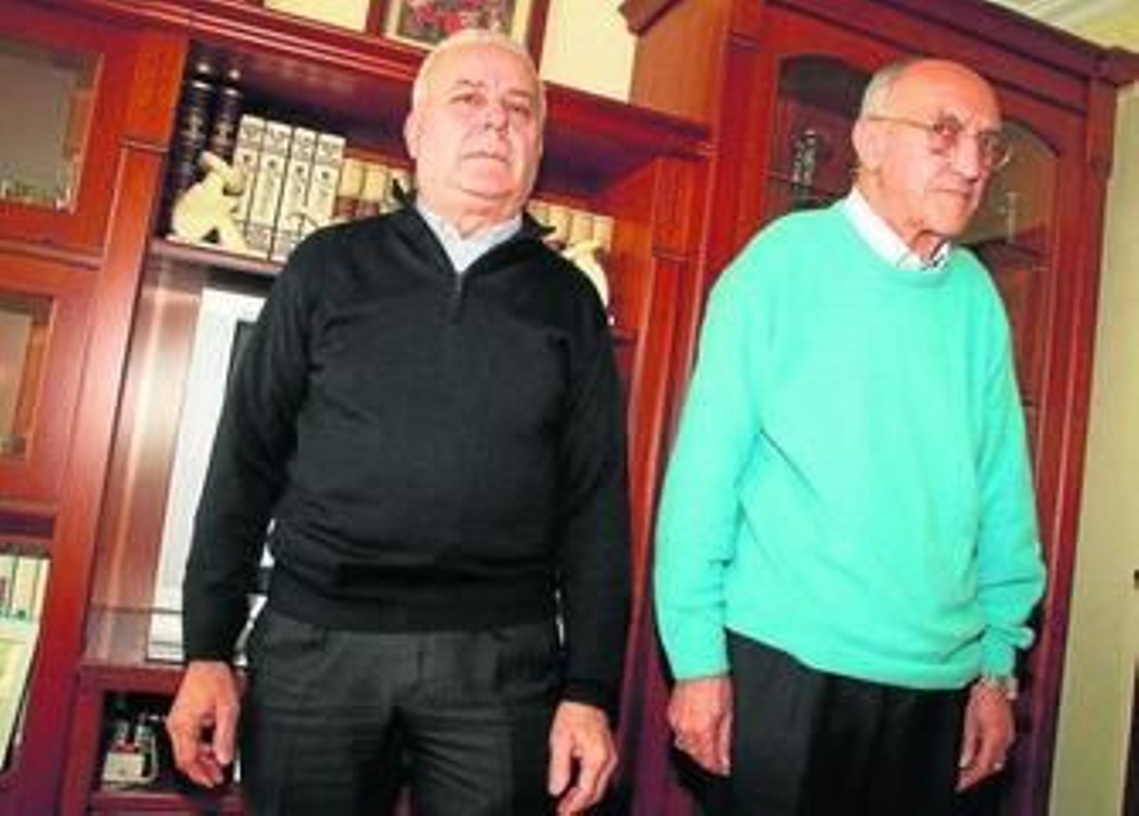 Antonio González (izq.) y Enrique Piña, padecen una enfermedad anquilosante.