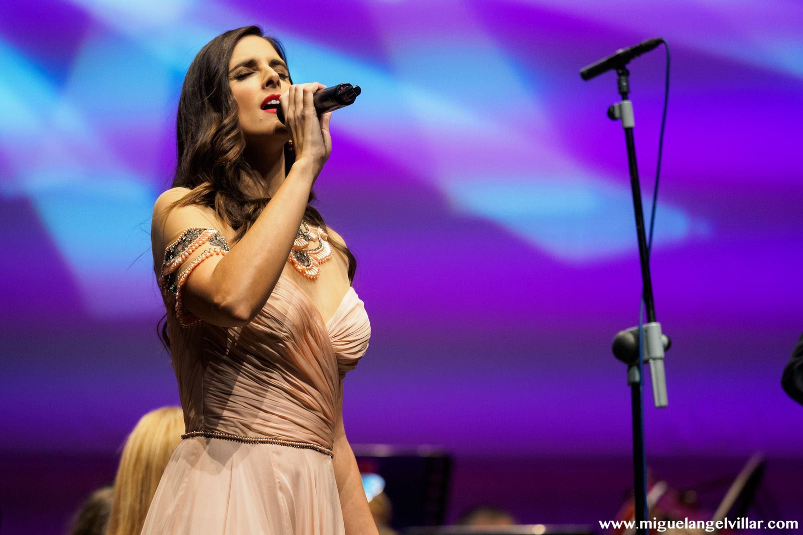 La artista malagueña Nuria Fergó presentará en directo los temas de su último disco 'Con Permiso'.