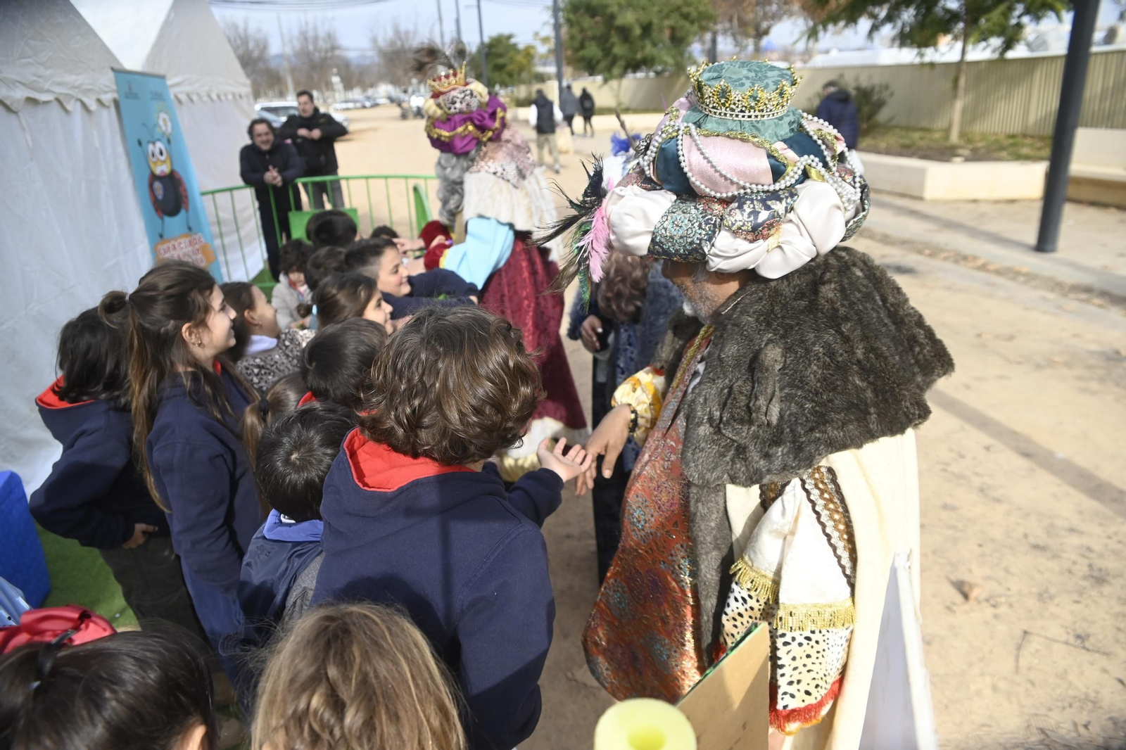 Los Reyes Magos visitan el mercadillo de El Arenal