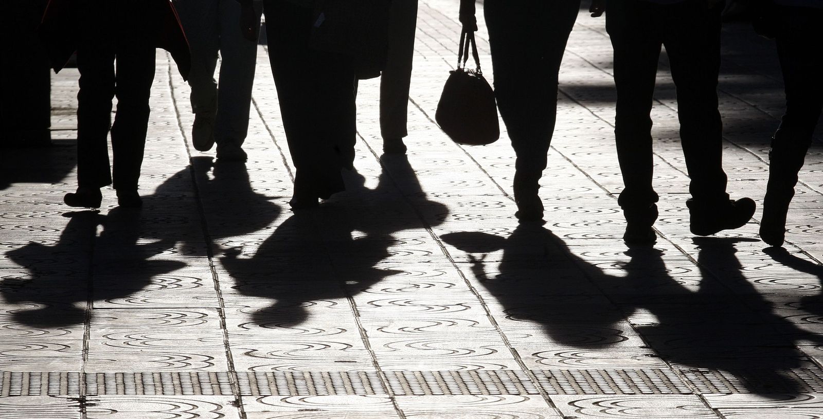 Varios ciudadanos pasean por una calle.