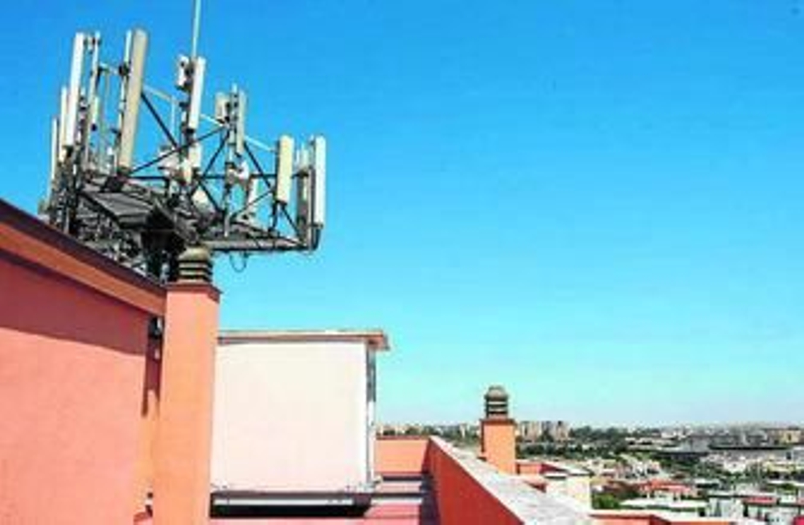 Imagen de una antena de telefonía instalada en una vivienda.