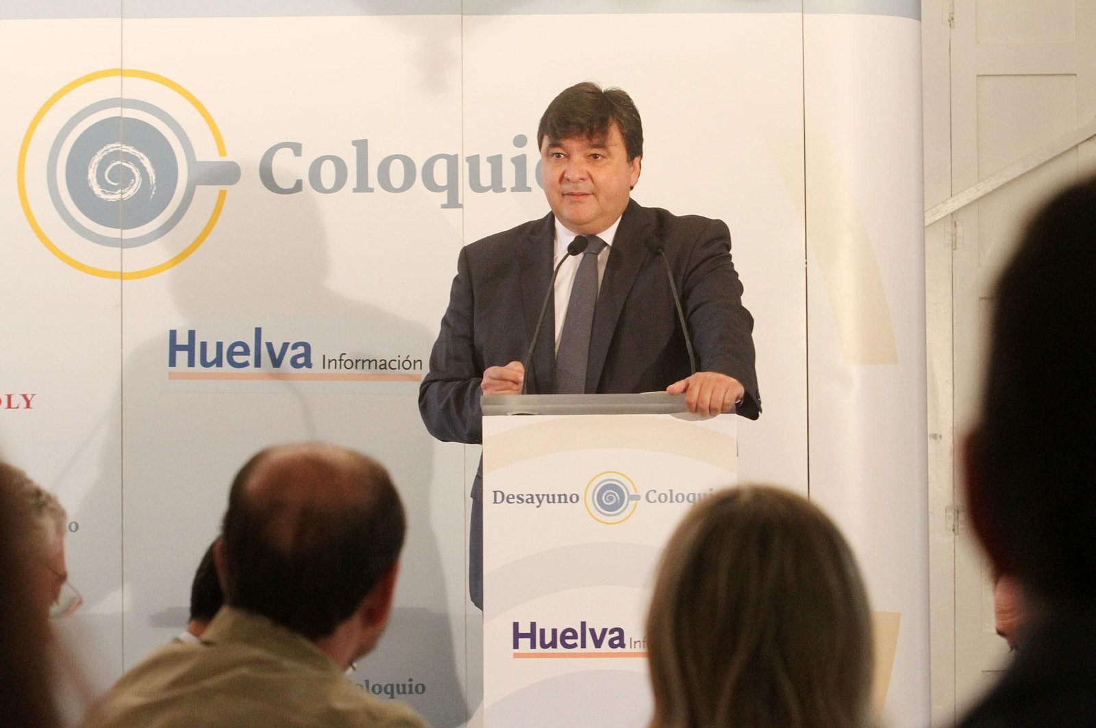 Imágenes de la conferencia y desayuno-coloquio de Gabriel Cruz, alcalde de Huelva