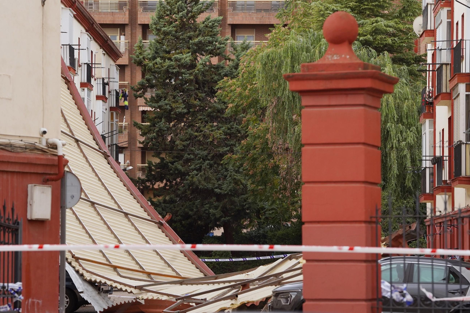 El viento ha arrancado la cubierta de un céntrico edificio frente a la Estación del Norte de Valladolid