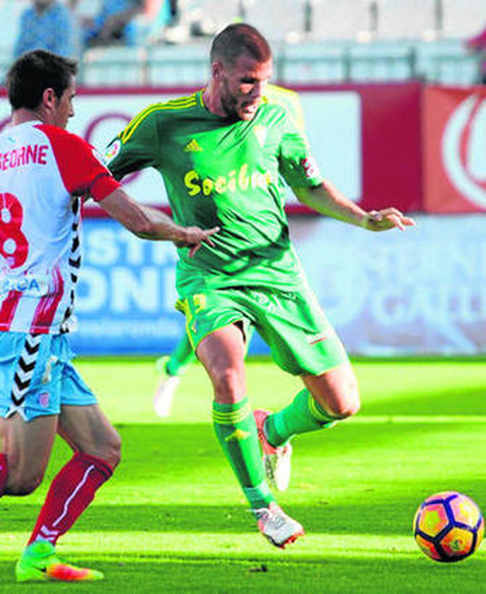 Ortuño golpea el balón vigilado por Seoane, jugador del Lugo.