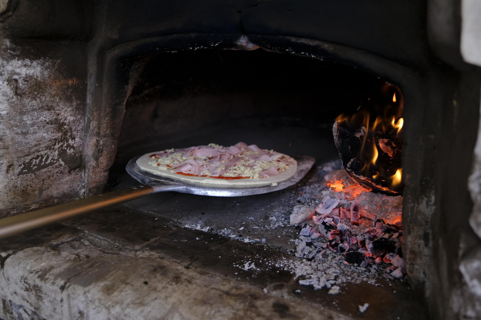 Fotogalería de la Pizzeria La Trattoria, 20 años de vida. Almería