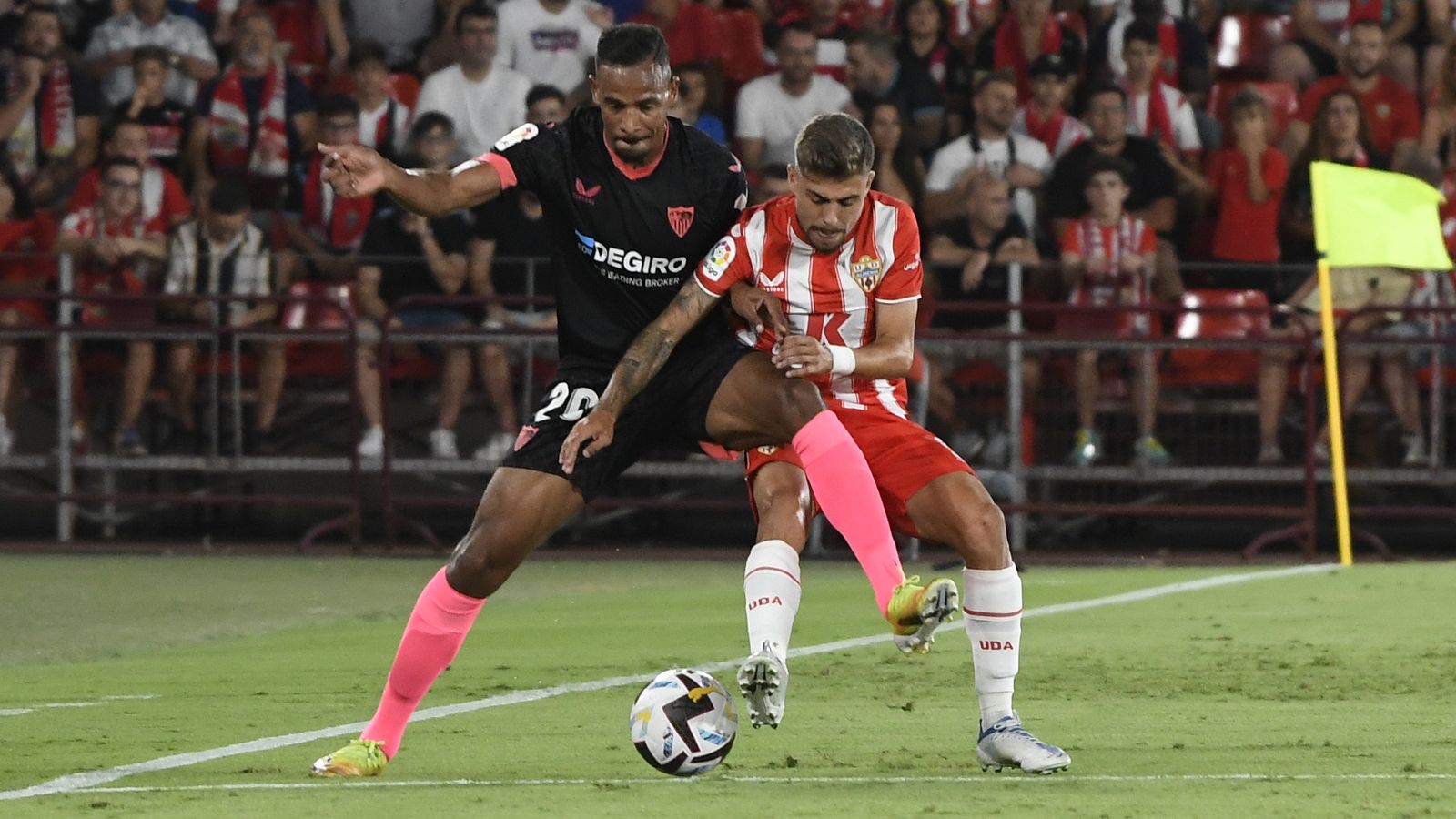 Fernando y el ex sevillista Pozo pugnan por un balón.
