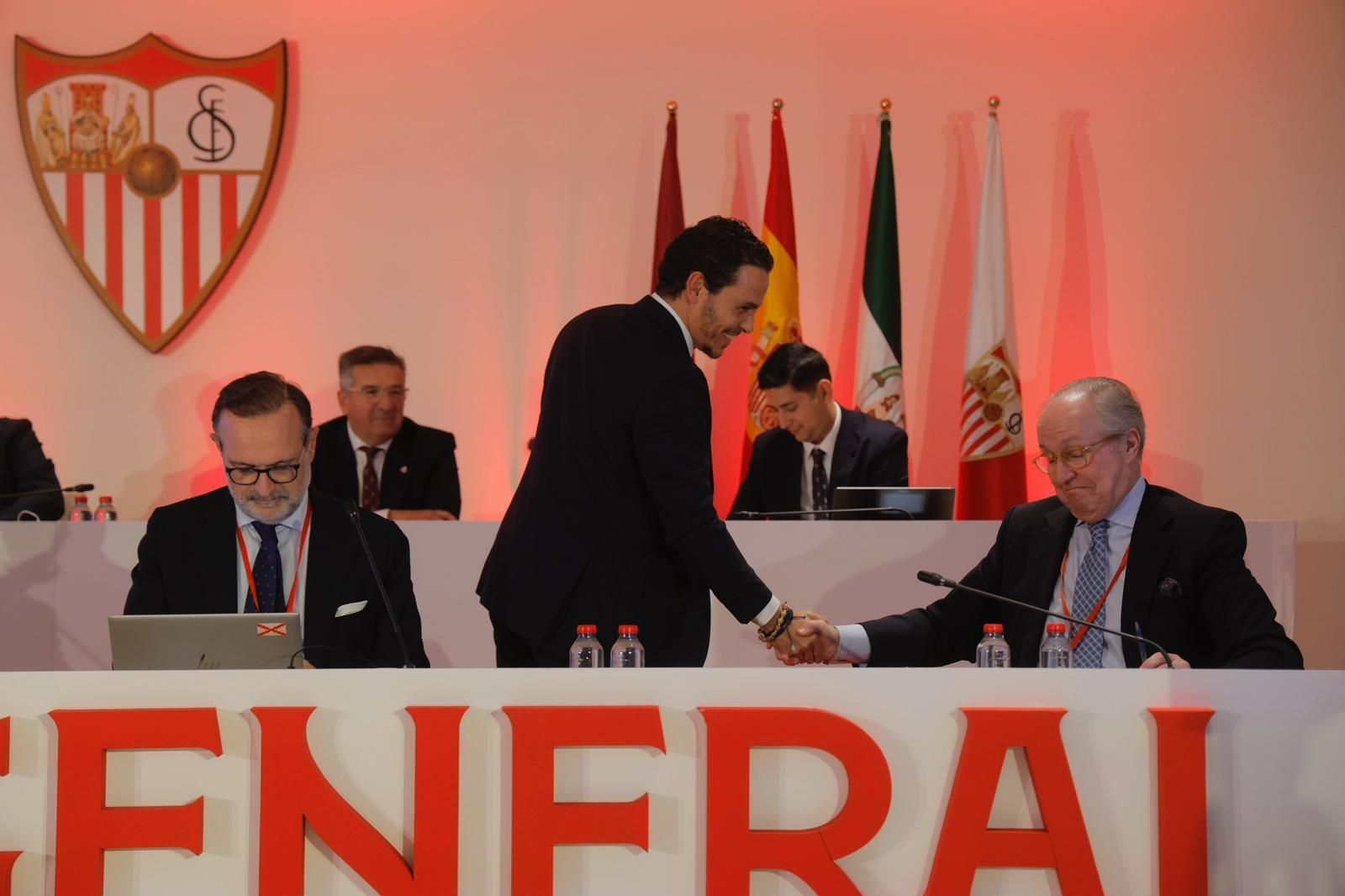 José María del Nido Carrasco saluda al notario, José Antonio Ruiz Jiménez junto a Alberto Pérez Solano.