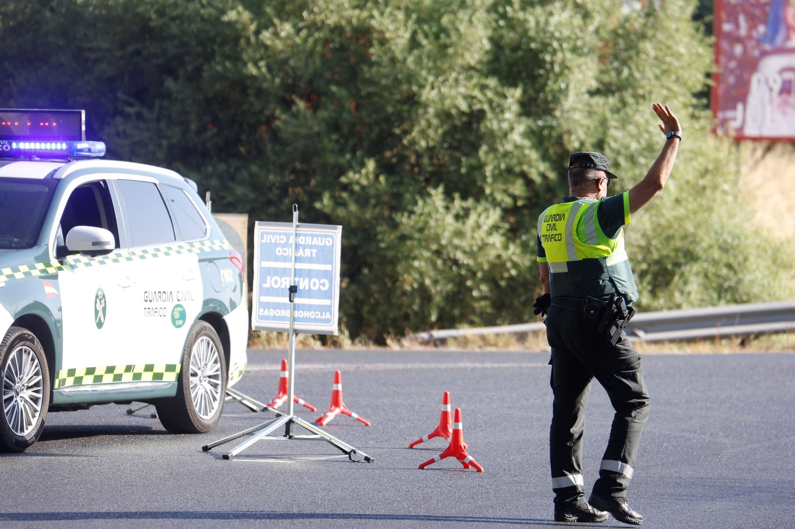 En imágenes, la campaña "No corras, no bebas, no cambies de rueda", de la Guardia Civil, DGT y Aspaym Córdoba.