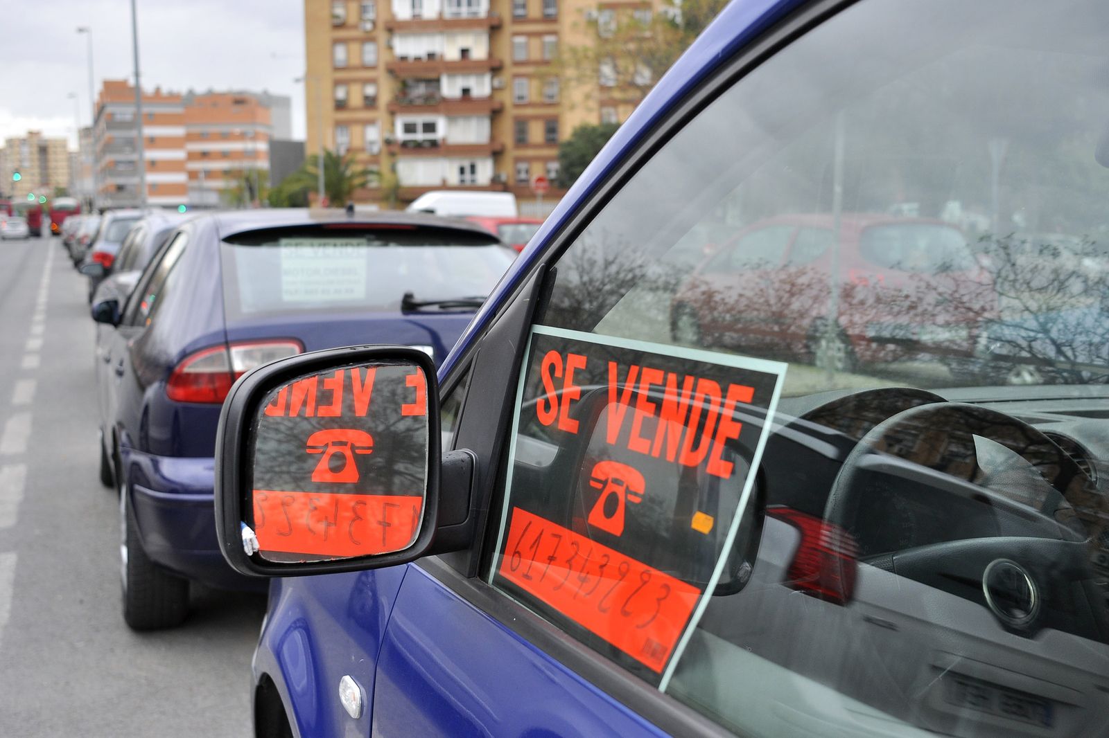 Cartel de 'se vende' en un vehículo.