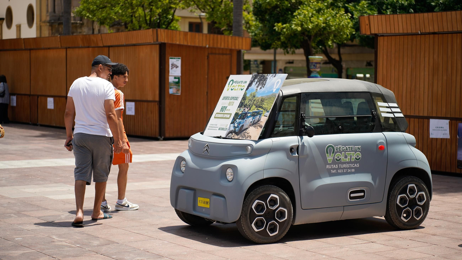 Muchas personas se reunen en la Plaza Alta, bailando y comiendo paella junto a la Feria de los Parques Naturales de Cádiz