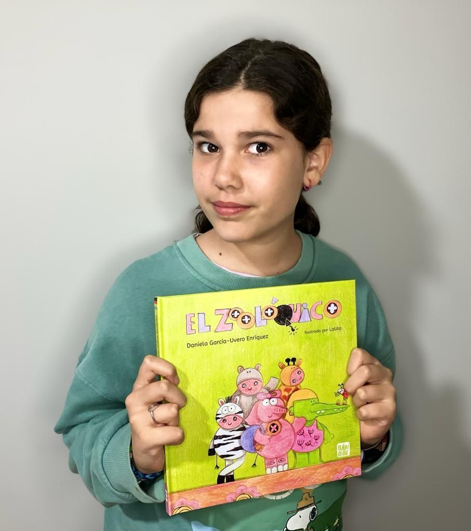 Daniela posa con su libro.