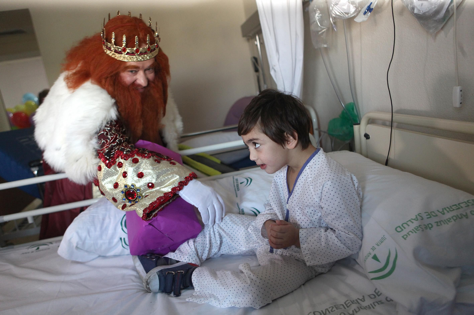 El Rey Gaspar entrega un regalo a un pequeño en el hospital andaluz.
