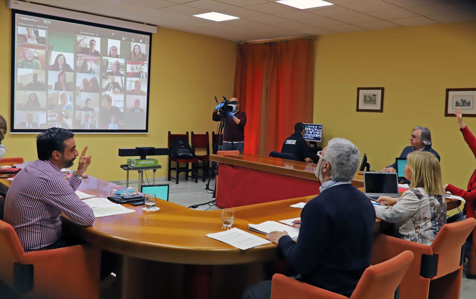 Un pleno municipal celebrado de manera telemática a finales de abril.