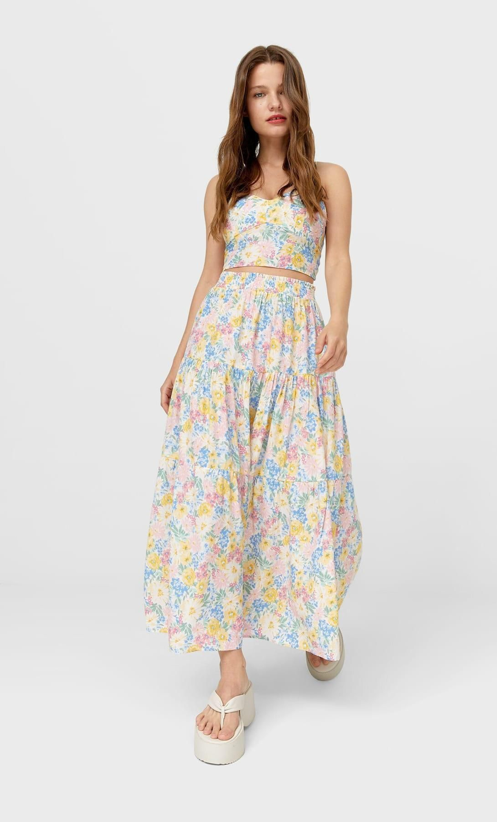 La falda larga de flores de Stradivarius.