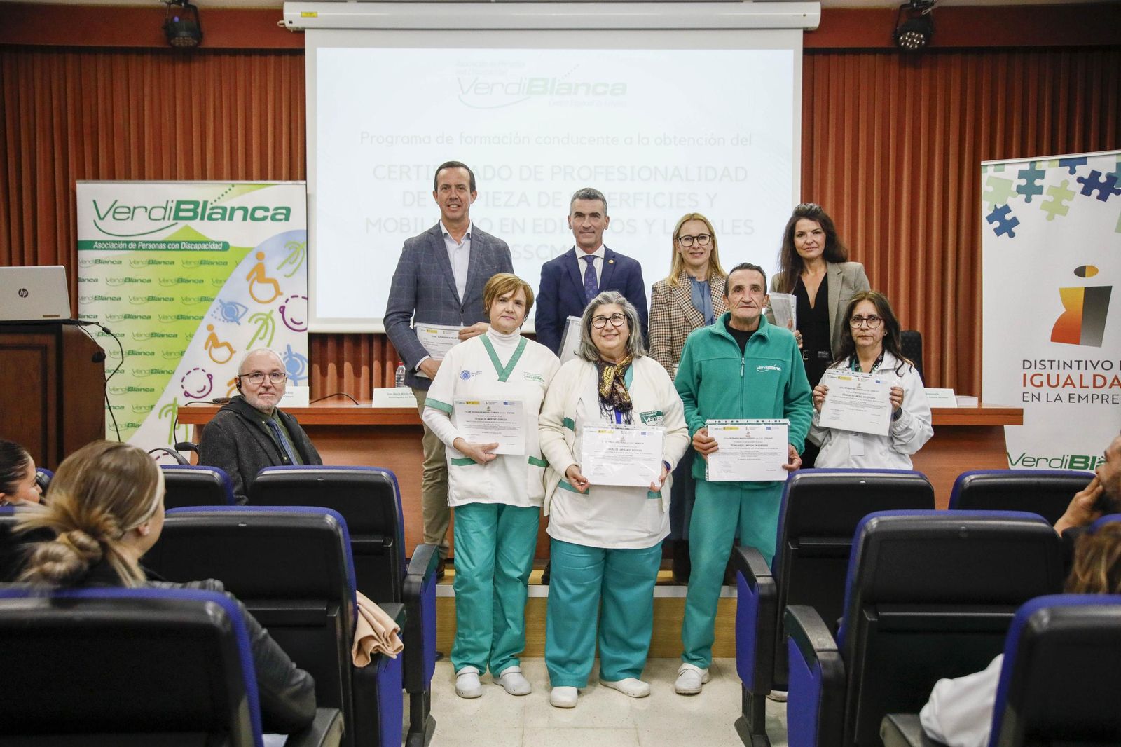 Imágenes de la enterga de certificado de profesionalidad de limpieza de superficies y mobiliarios de VerdiBlanca en la Universidad de Almería