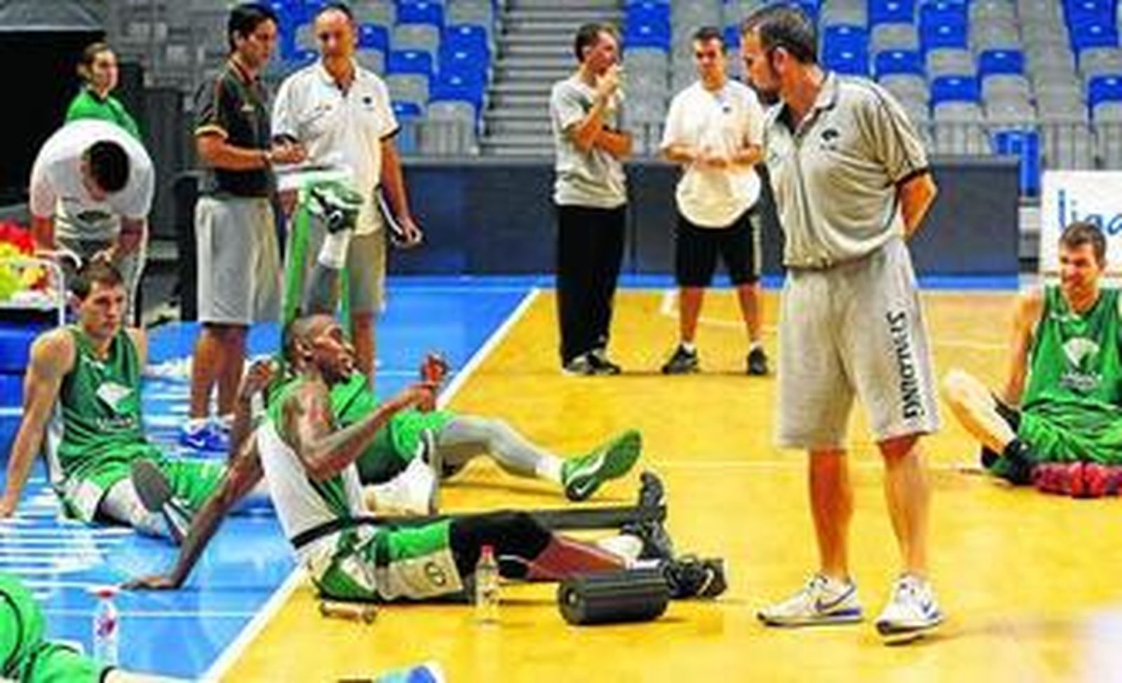 Jamar Smith y Joan Plaza dialogan durante un entrenamiento.