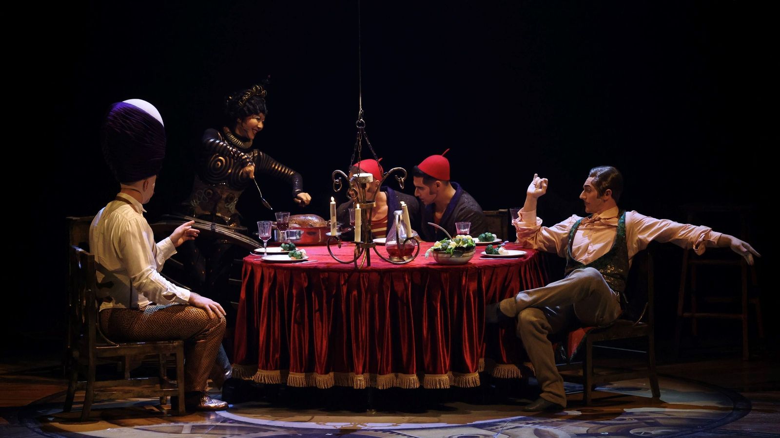 Medio centenar de artistas forman parte del elenco.