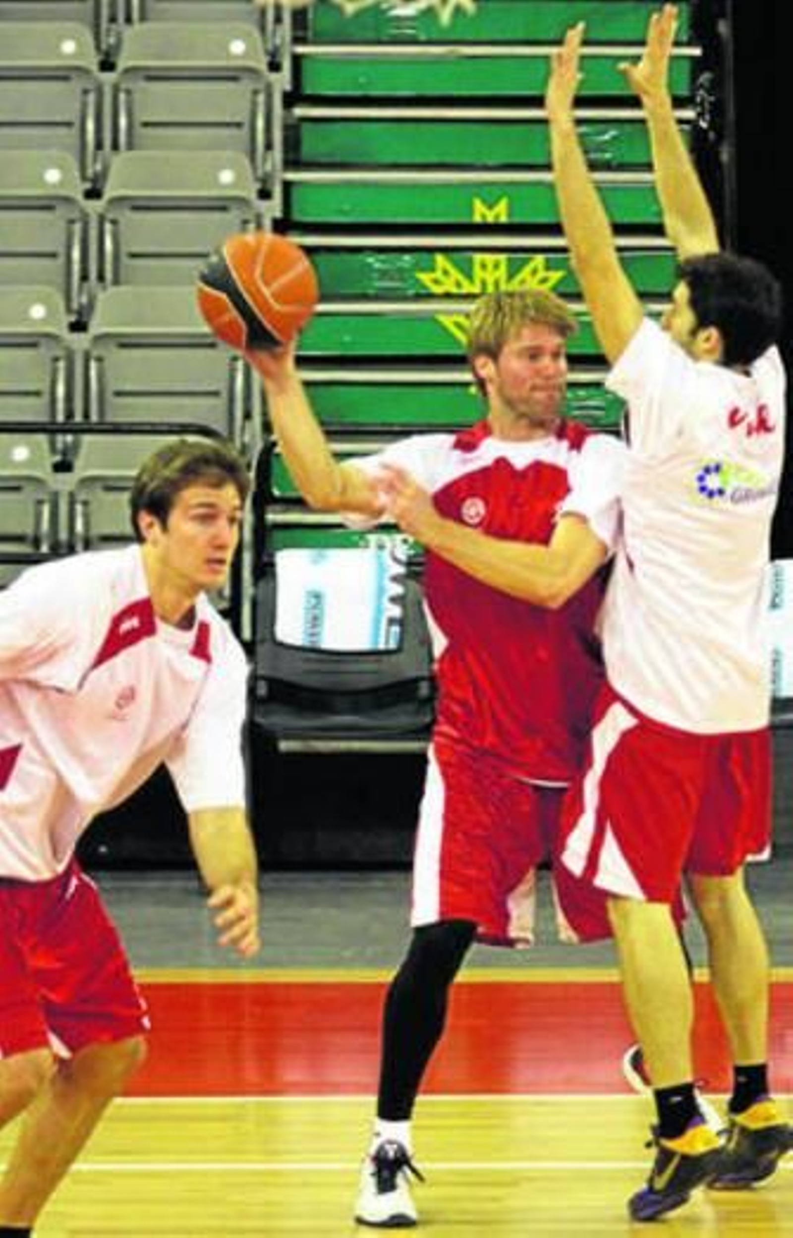 Stefansson busca una línea de pase durante un entrenamiento.