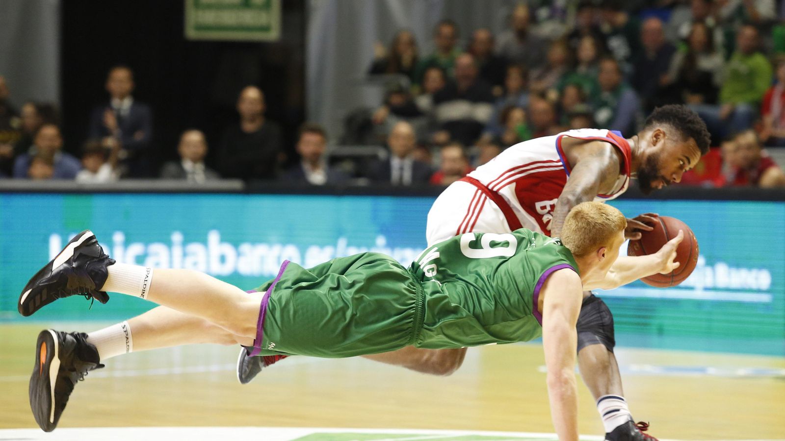 Alberto Díaz pelea por un balón con Bryce Taylor durante el Unicaja-Bayern de la pasada Eurocup.