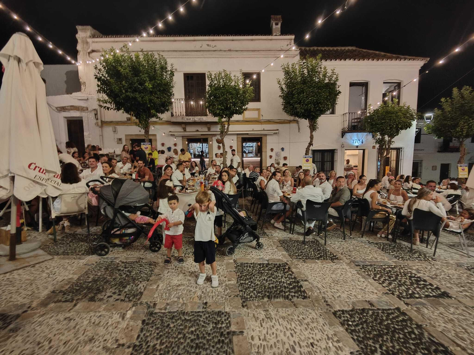 Varios participantes de la Noche Blanca, en bares de San Roque
