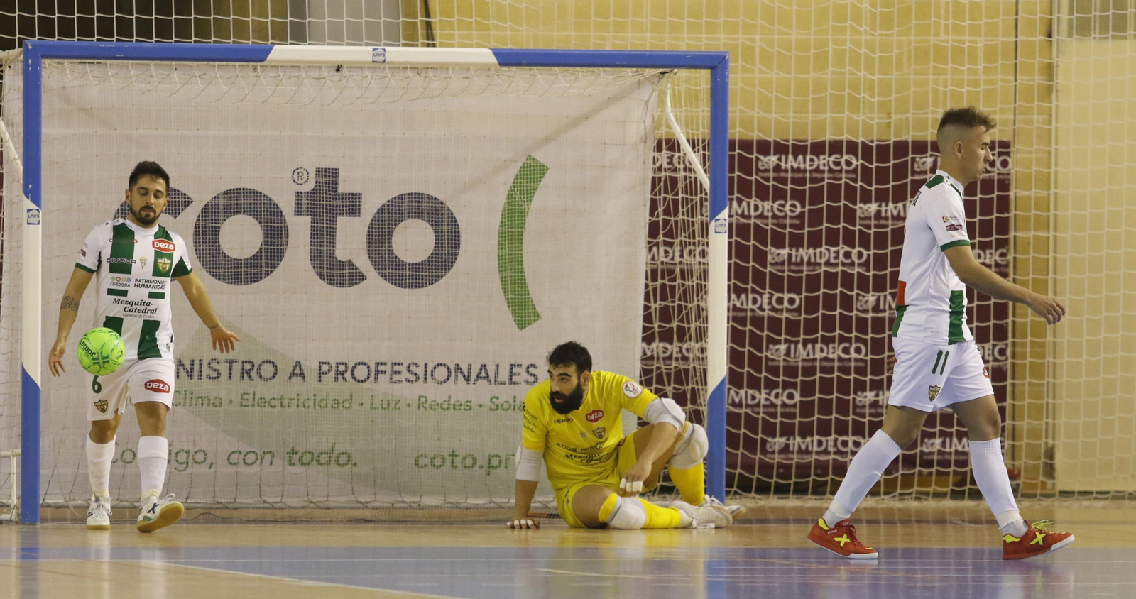 Jesulito, Prieto y Koseky, abatidos tras uno de los goles recibidos ante el Betis Futsal.