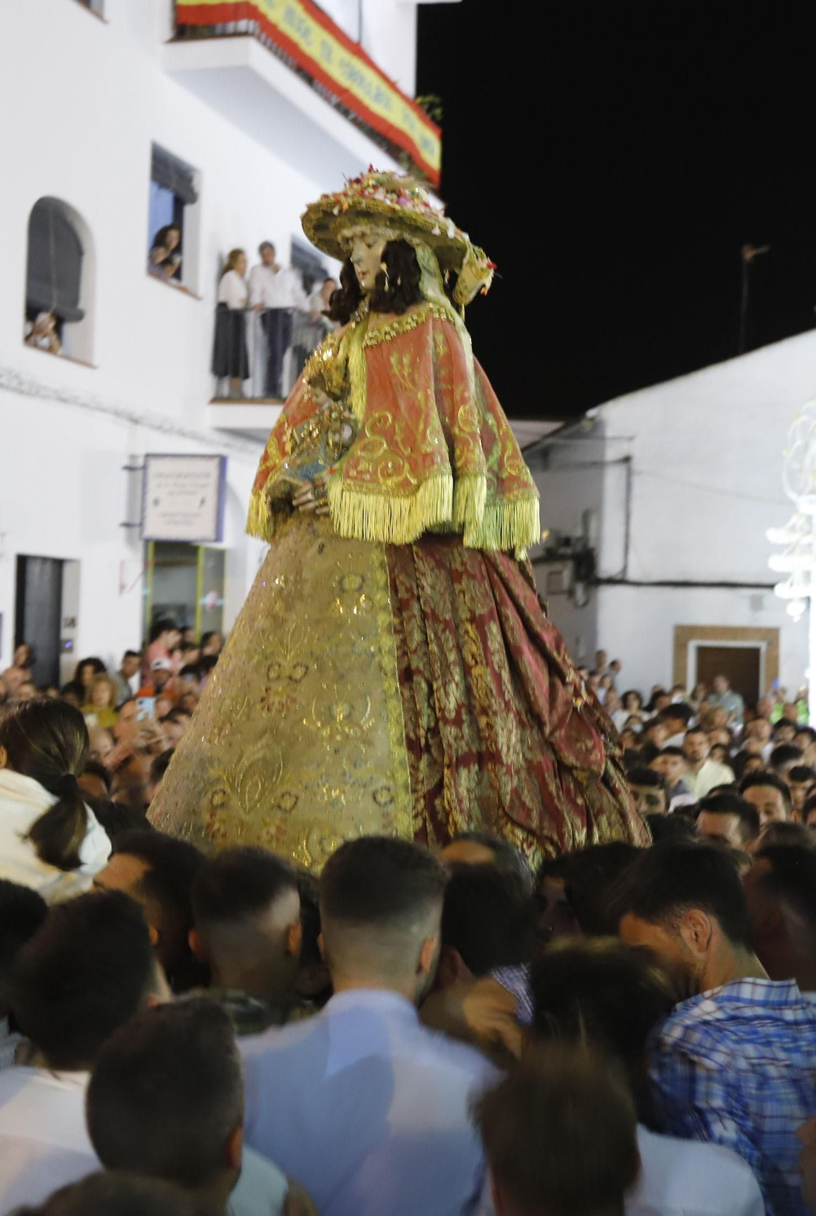 La Virgen del Rocío recorre las calles de Almonte hacia el Chaparral para el inicio del Camino de los Llanos