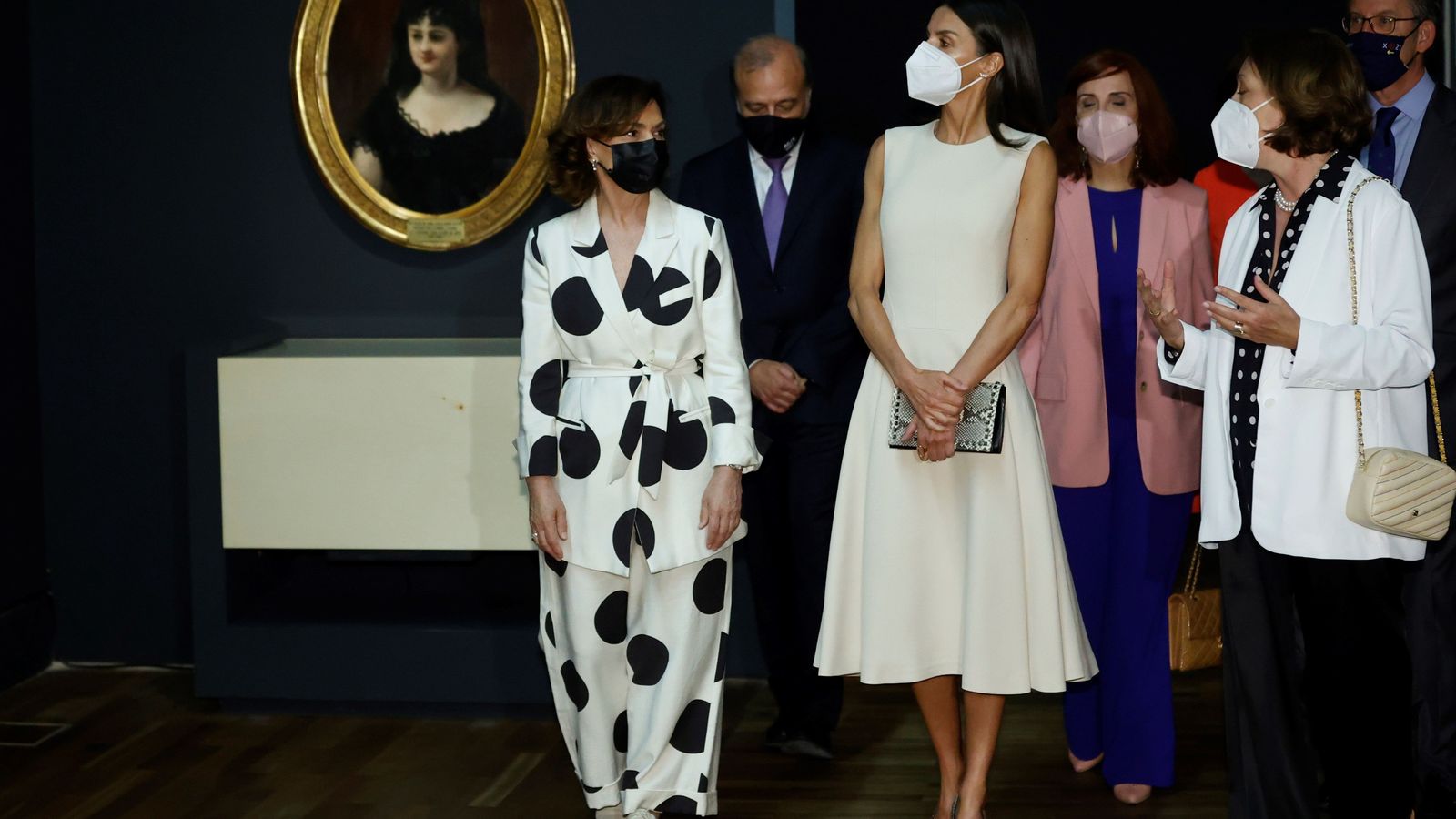 La Reina Letizia y Carmen Calvo, con sus lunares de tamaño XXL.