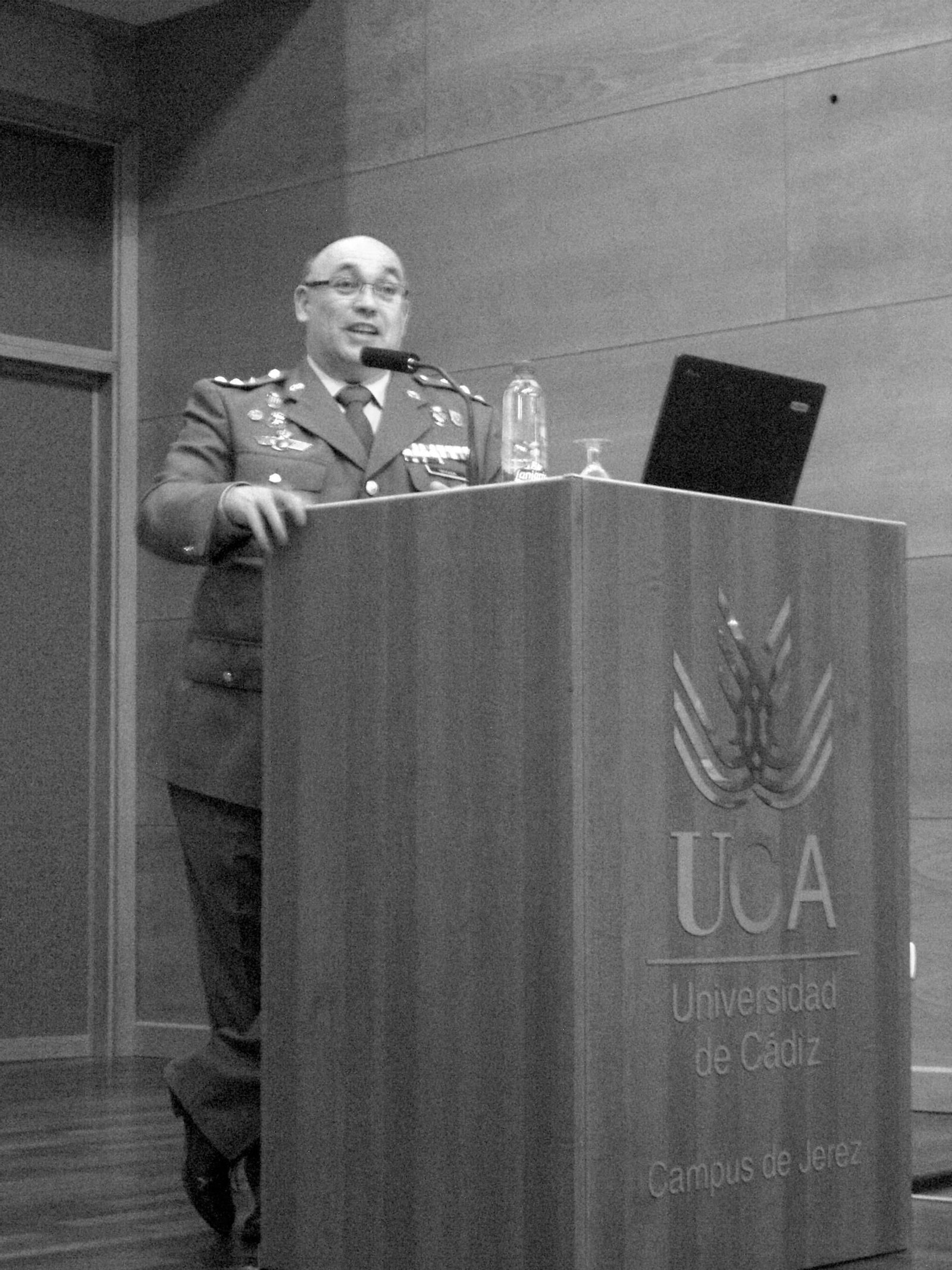 Los expertos Gema Nieves, Luis Romero y Verónica Sánchez bajo un cuadro sinóptico de los diferentes aspectos de comunicación de operaciones militares.