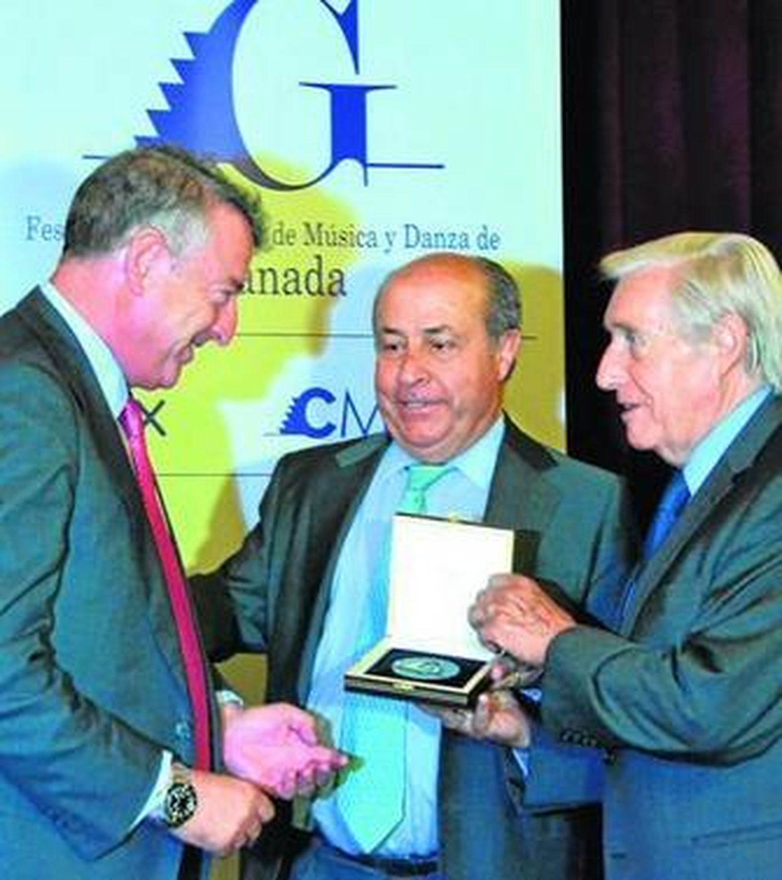 Joaquín Achúcarro. entrega la distinción a José Antonio Sánchez en presencia del alcalde.