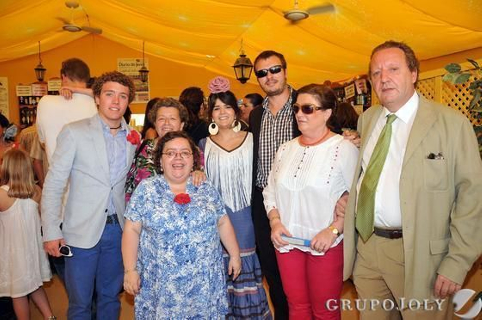 Rafael Padilla, consejero de Diario de Jerez, junto a su mujer Rocío Domínguez, sus hijos Rafael y Pablo, la mujer de éste, Sara Antón, y las hermanas de Rafael, Mercedes y María del Mar.

Foto: Manuel Aranda