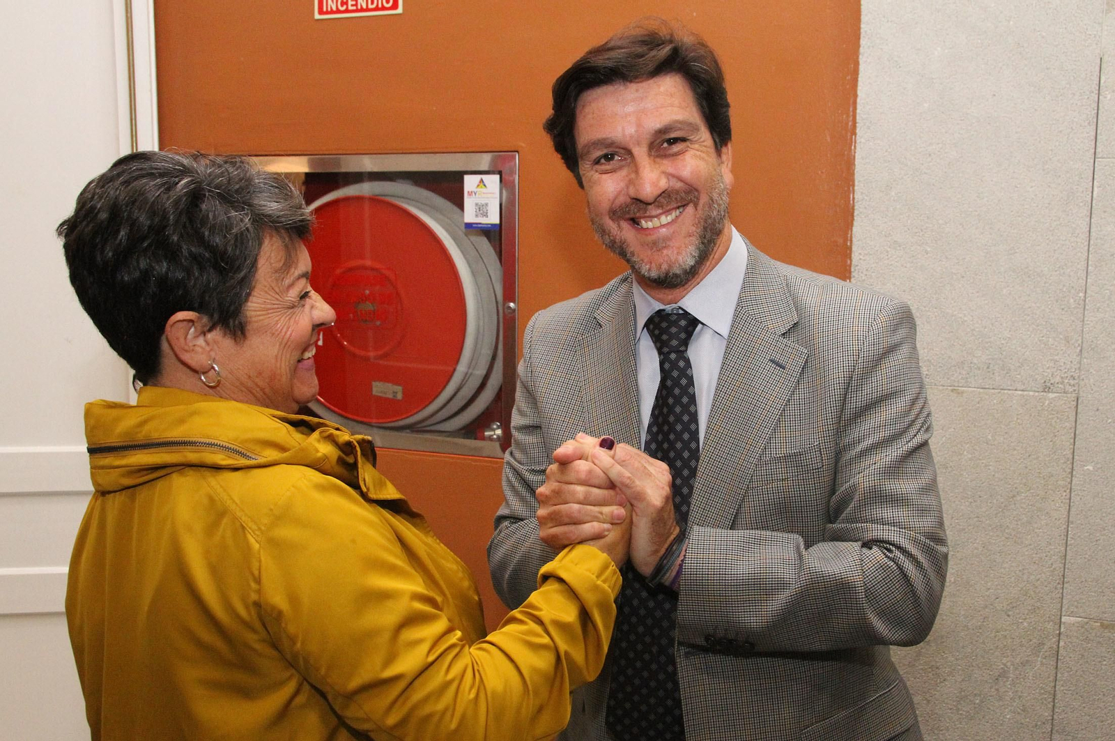 Imágenes de la conferencia y desayuno-coloquio de Gabriel Cruz, alcalde de Huelva