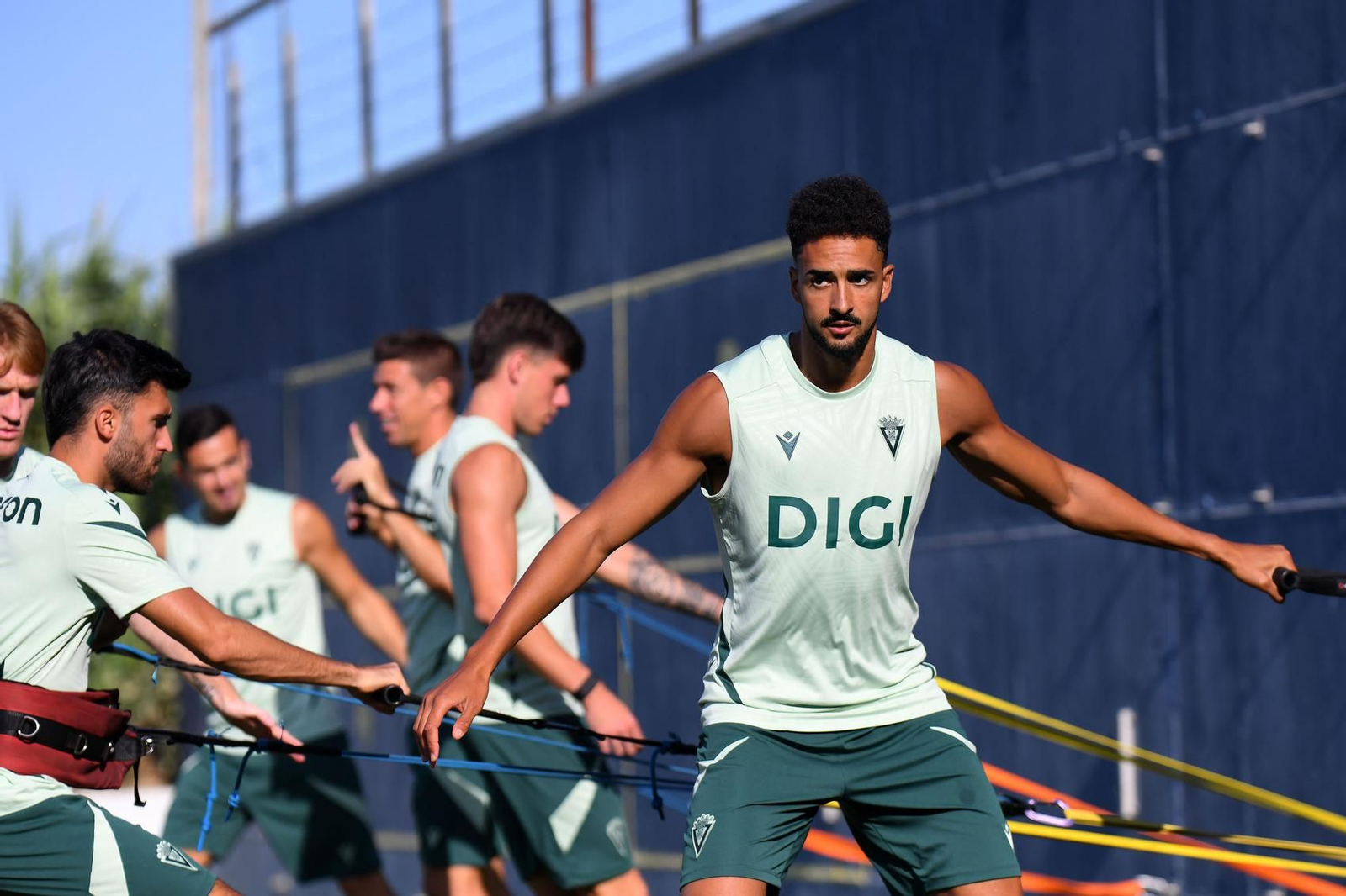 Chris Ramos ejecuta un ejercicio en un entrenamiento en El Rosal.