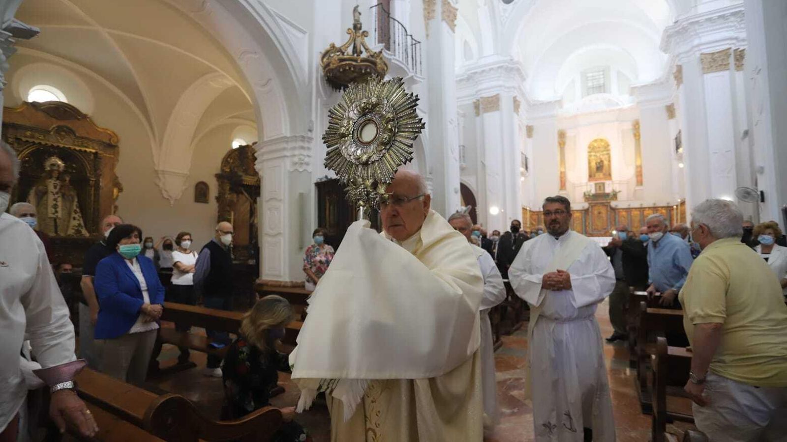 El obispo porta en Santísimo en el interior de la Catedral