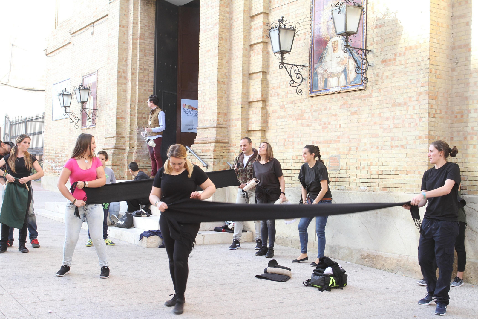 El ensayo de la cuadrilla de mujeres de la Hermandad del Santo Entierro, en imágenes